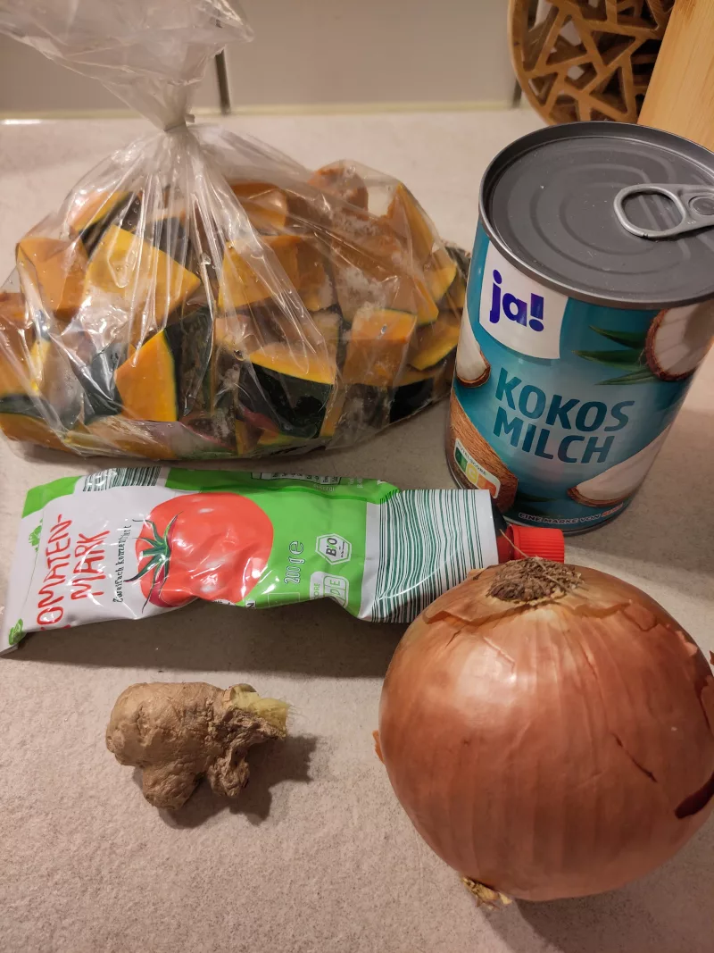 Ein paar wenige Zutaten für eine einfache Kürbissuppe mit Kokosmilch und Ingwer.