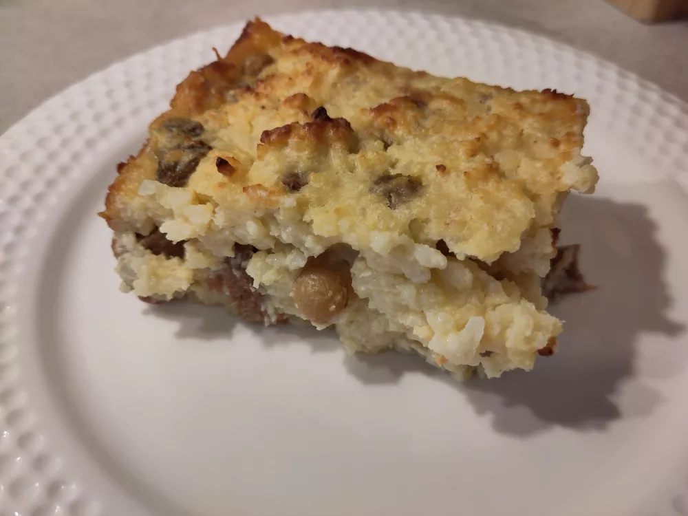 Eine große Portion des Milchreisauflauf auf einem weißen Teller