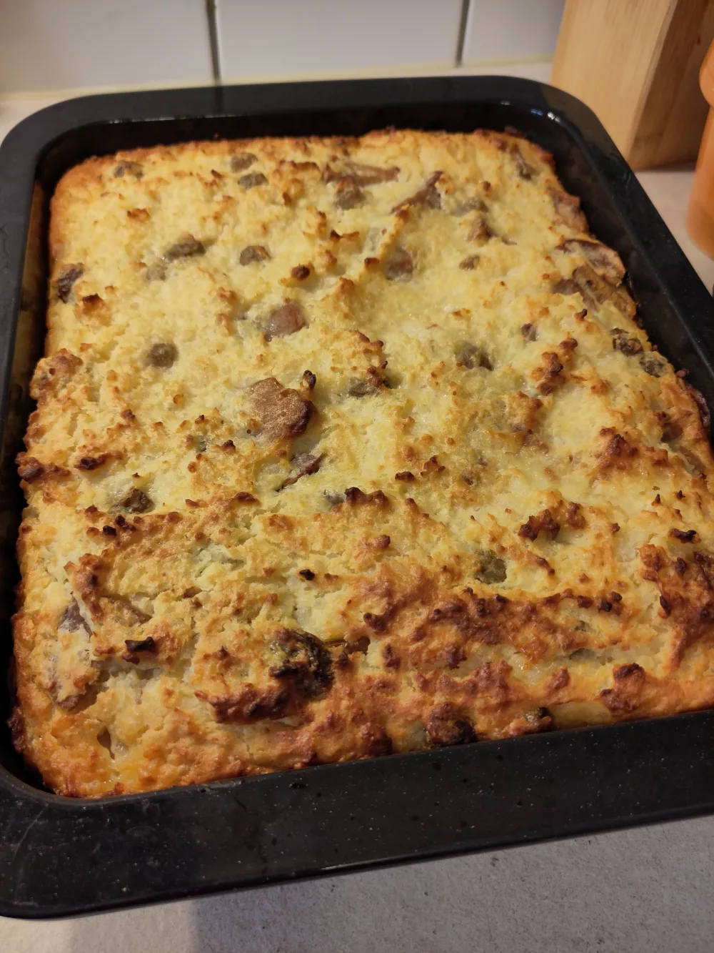 Der fertig gebackene Milchreisauflauf hat eine gold-braune Oberfläche bekommen