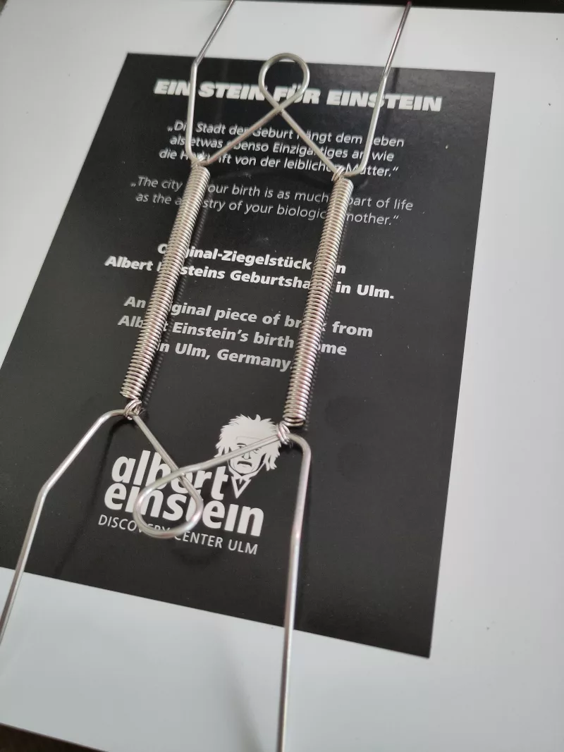 Eine Telleraufhängung wurde für den Stein aus Einsteins Geburtshaus verwendet.