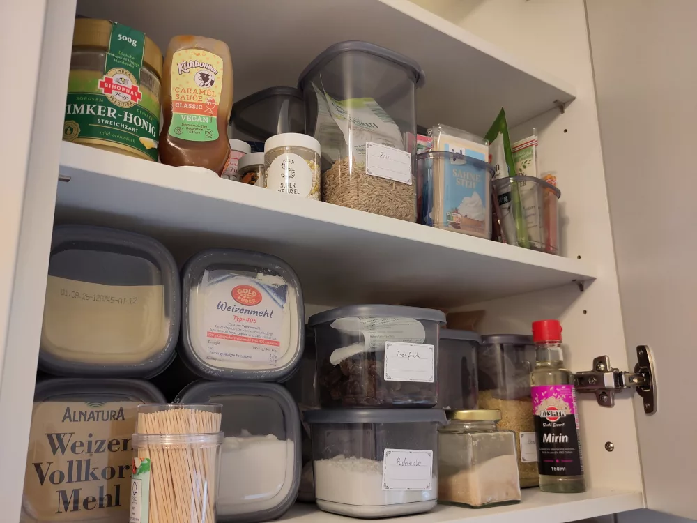 Einblick in einen der Küchenschränke, in dem sich nun Vorratsdosen mit verschiedenen Zutaten befinden.