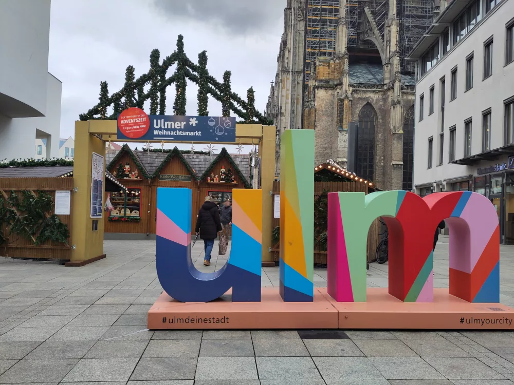 Ein Selfiepoint der Stadt Ulm steht vor einem der Eingänge zum Weihnachtsmarkt.