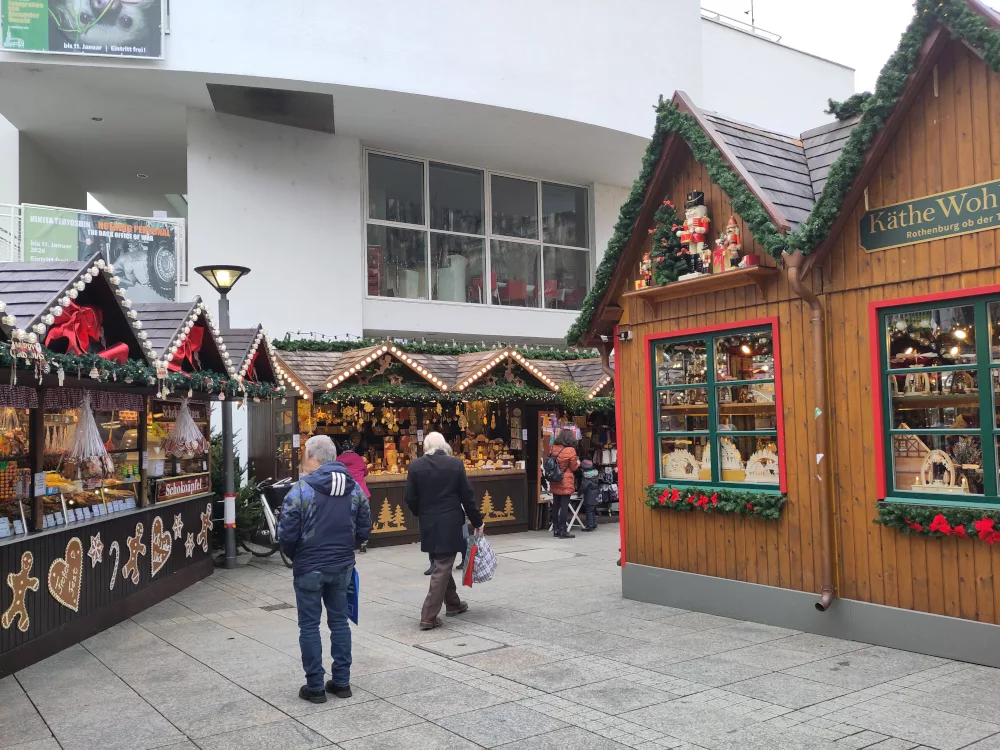 Der große Stand der Käthe Wohlfahrt in der Mitte eines Bereich des Marktes, drum herum weitere verschiedene Marktstände.