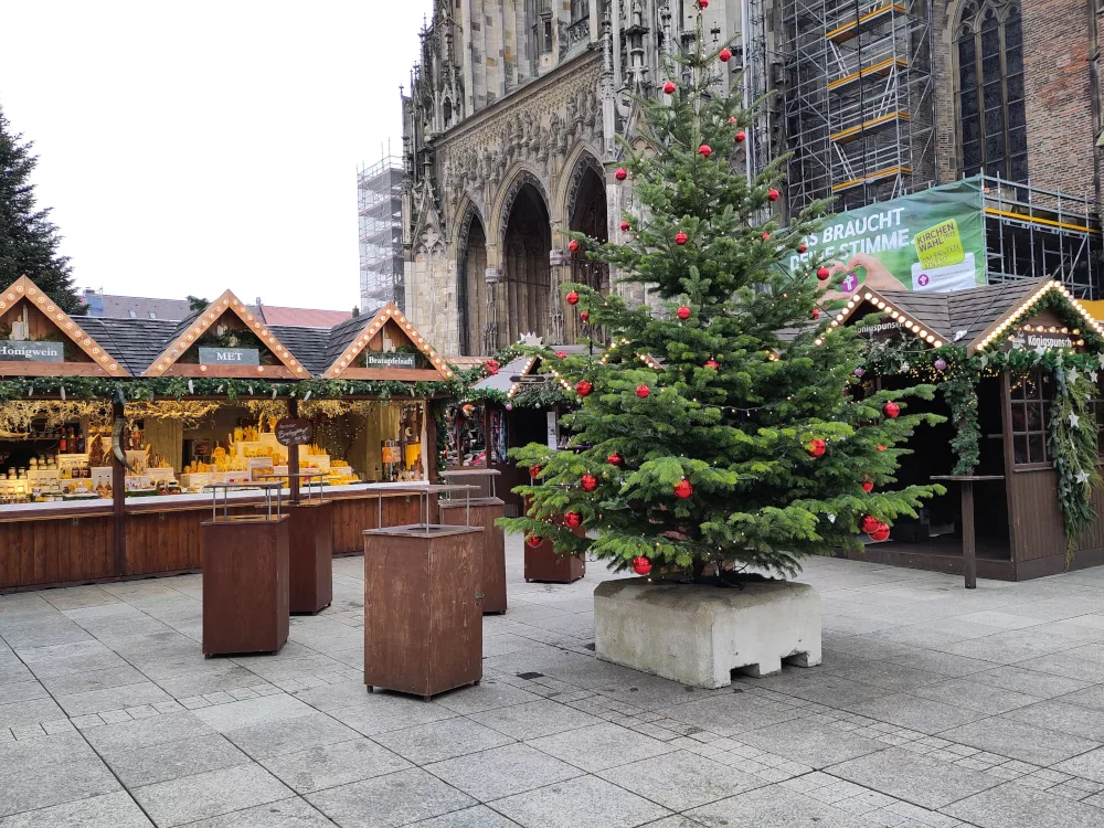 Weitere Stände mit Stehtischen für die Gastronomie und ein weiterer dekorierter Christbaum
