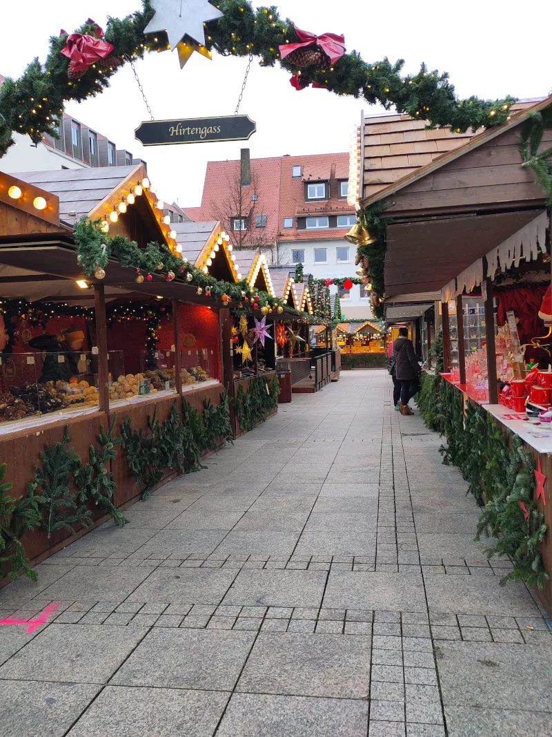 Ein Einblick in eine der Gassen des Weihnachtsmarkts.