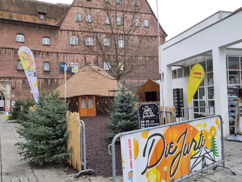 Die Jurte vor dem Neuen Bau abseits des Weihnachtsmarkts