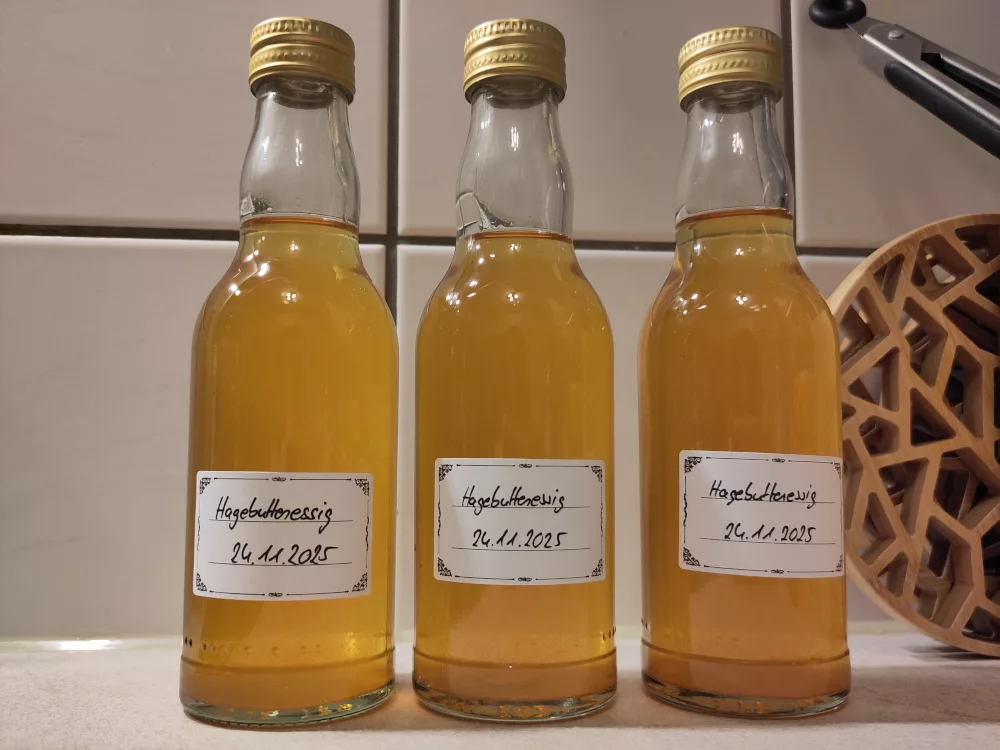 Drei Flaschen befüllt mit dem Hagebutten-Essig