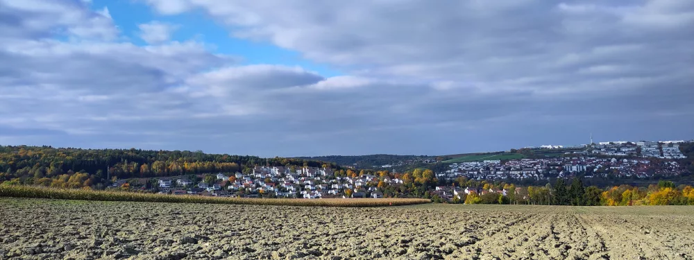 Ansicht des roten Bergs vor einem Teil des Eselsbergs
