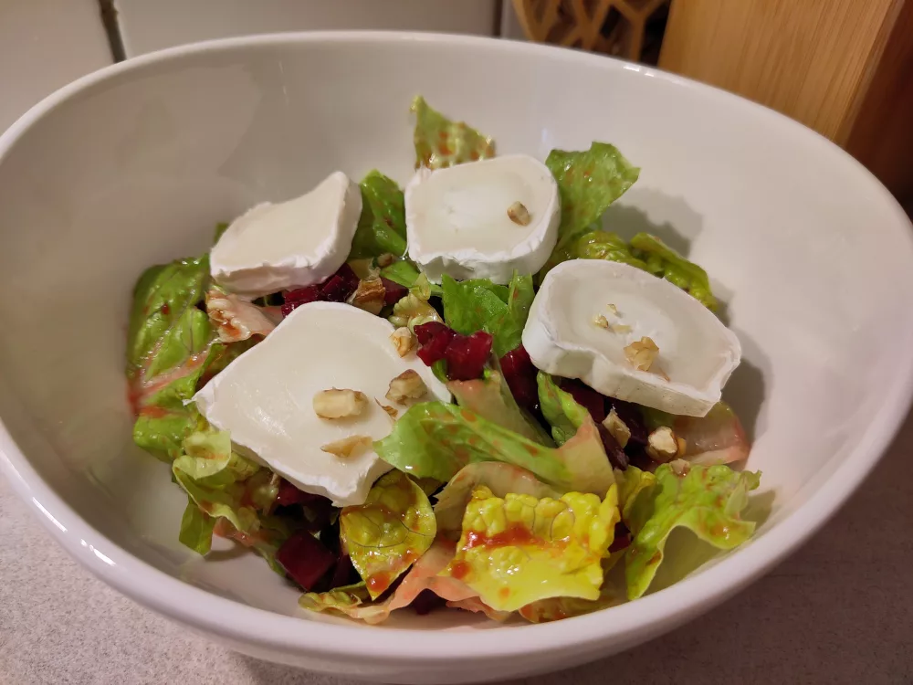 Ein Salat mit roter Bete, Ziegenkäse und Walnüssen