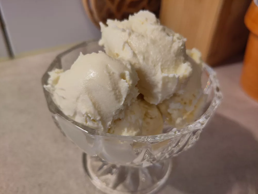 Ein paar unförmige Eiscremekugeln in einer gläsernen Dessertschale