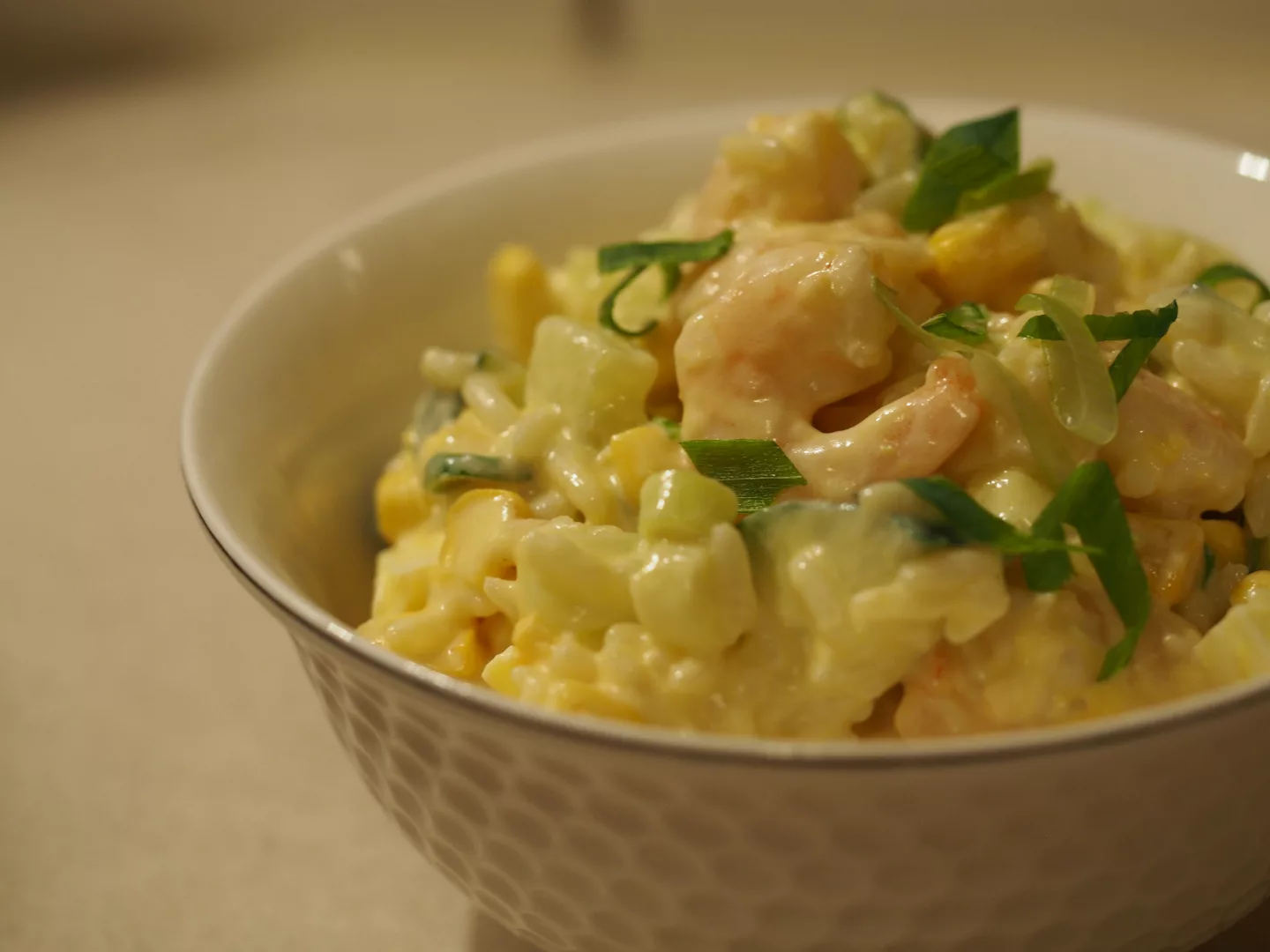 Eine Portion des Garnelensalats in einer kleinen weißen Schüssel