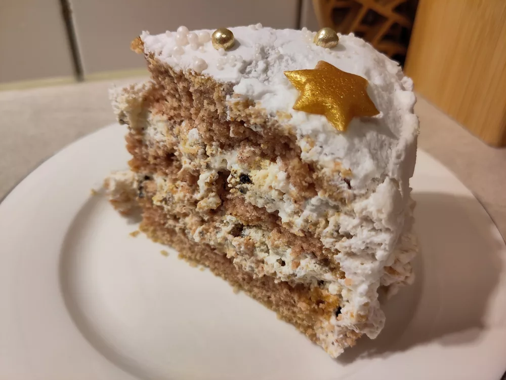 Ein Stück der Torte auf einem weißen Kuchenteller.