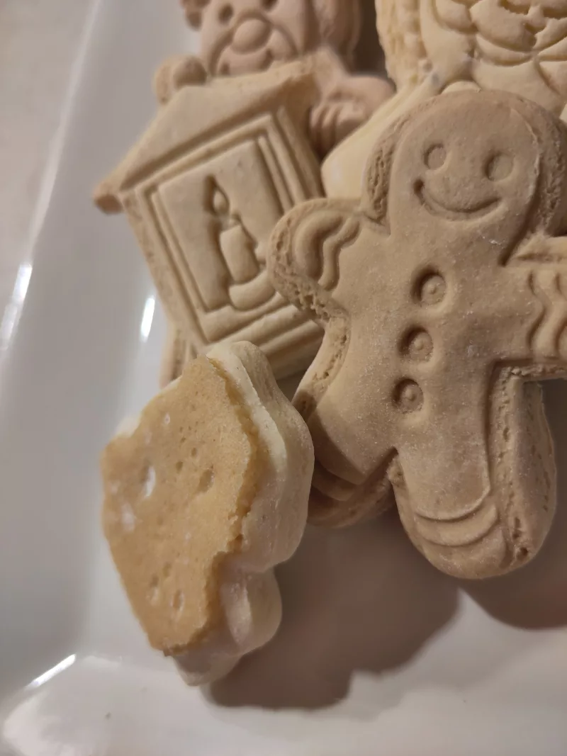 Fokus auf eine Unterseite eines Springerle. Man sieht einen kleinen Absatz, der als Fuß oder Füßle bezeichnet wird.