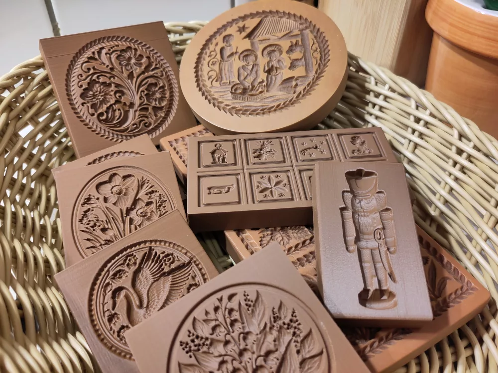 Verschiedene Springerle Model mit weihnachtlichen und floralen Motiven in einem Korb