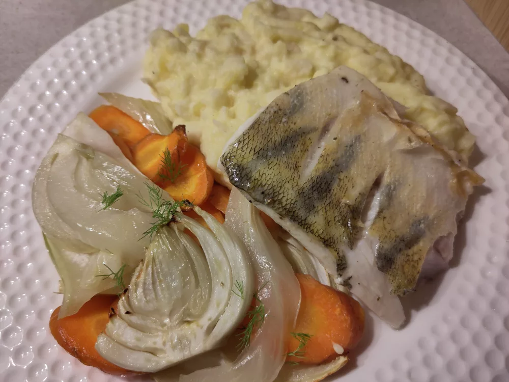 Ein Stück des gebratenen Zanderfilet auf einem Sellerie-Kartoffel Stampf mit Fenchelgemüse