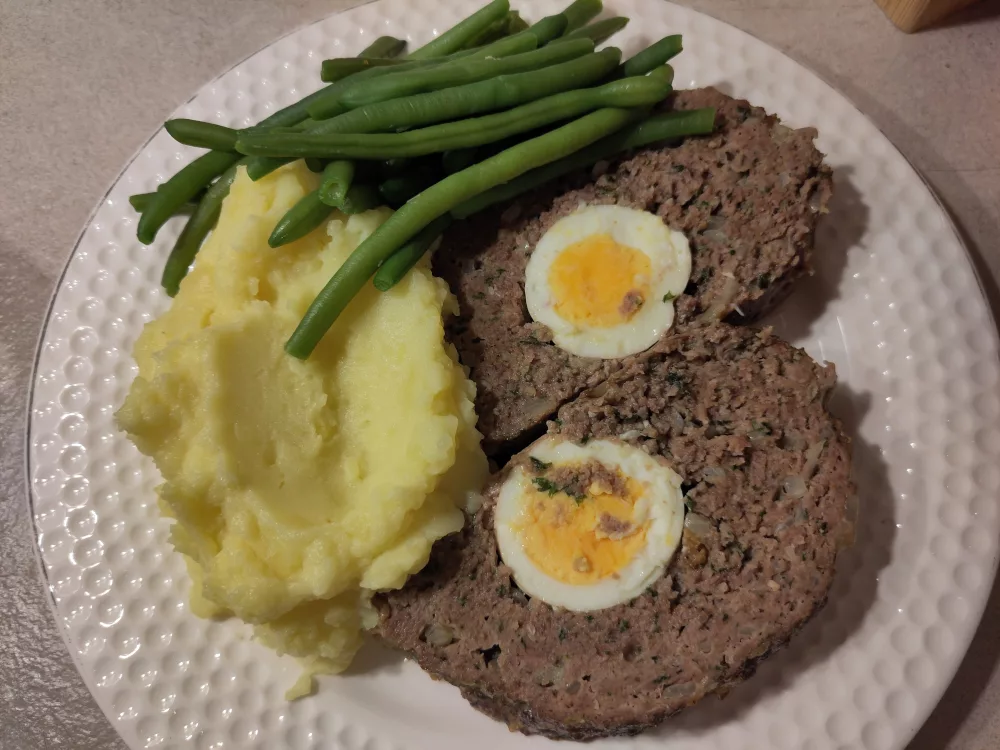 „Falscher Hase“ / Hackbraten mit Ei mit Kartoffelstampf und grünen Bohnen (4 Portionen)