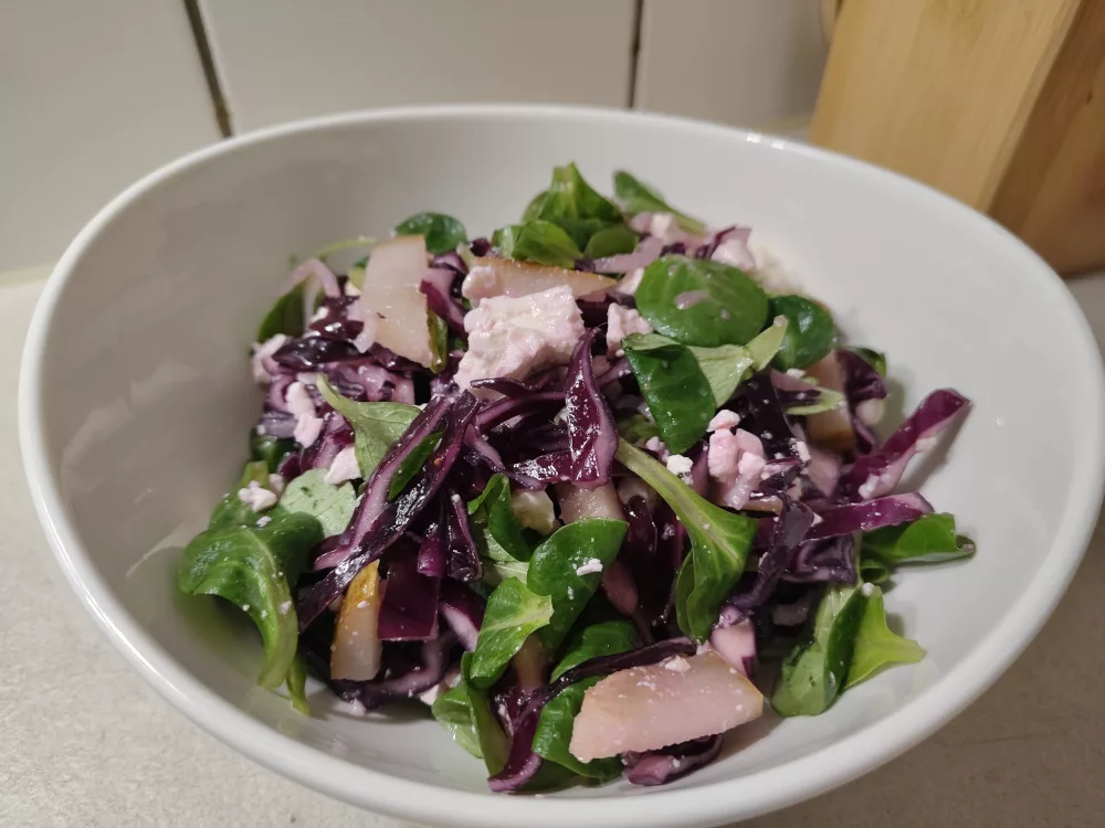Rotkohl Salat mit Birne und Hirtenkäse oder Feta (6 Portionen)