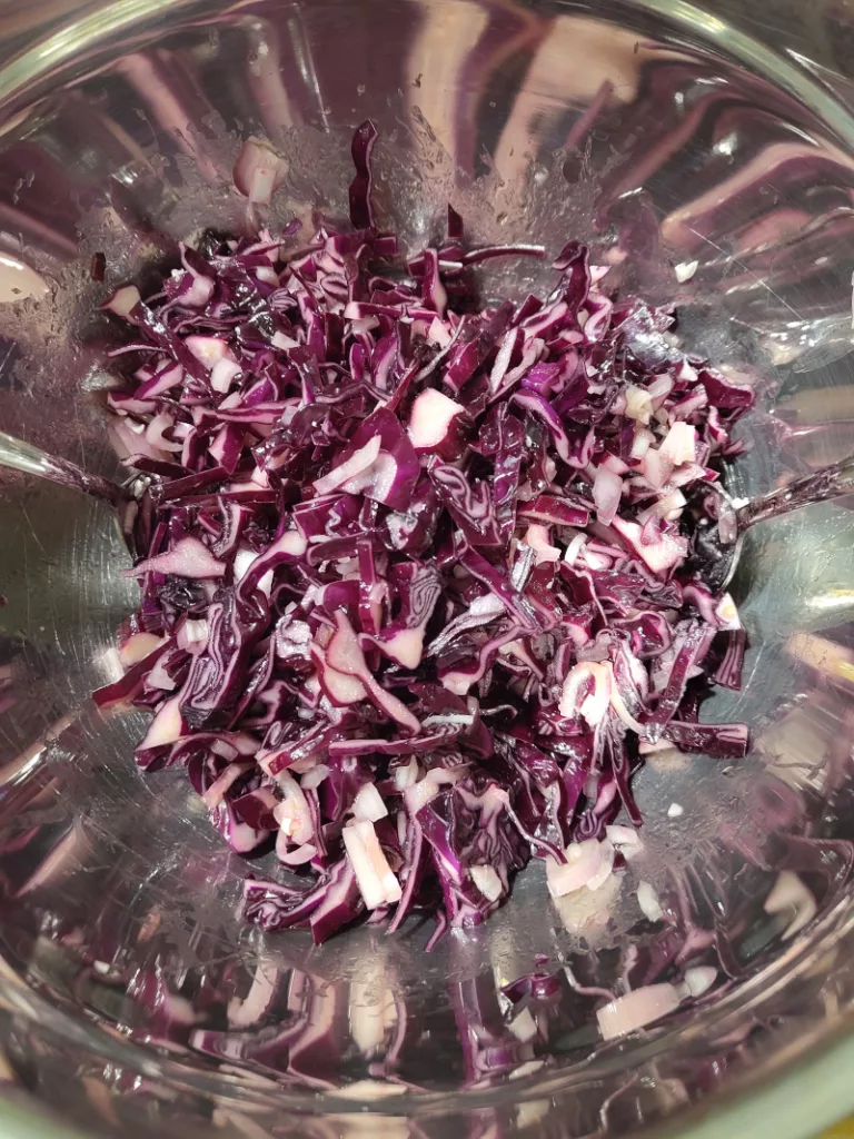 Fein geschnittener Rotkohl