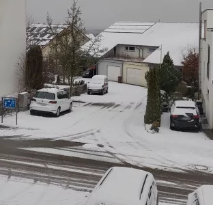 Frischer Schnee auf den Straßen und Wegen am Samstag morgen