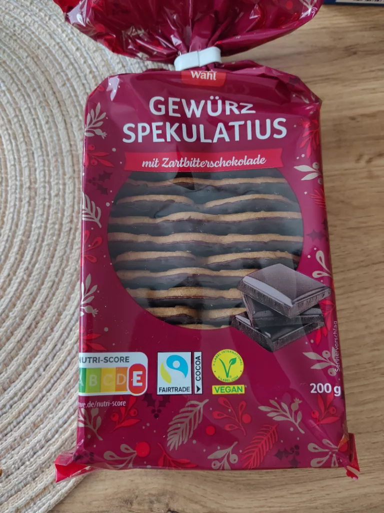 Eine Packung Gewürzspekulatius mit Zartbitterschokoladenüberzug