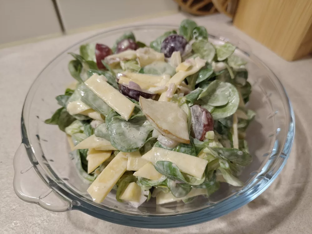 Eine Portion des Steckrübensalats mit Feldsalat, Birnen und roten Weintrauben. Die Steckrübe wurde roh verwendet. Dazu kam ein cremiges Dressing aus Creme fraiche und Orangensaft.