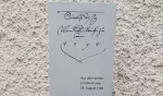 Die Erinnerungsbramme über Maria Holl in der Sattlergasse 8 in Ulm mit der Abbildung der originalen Handschrift aus der Prozessakte aus der Reichstadt Nördlingen
