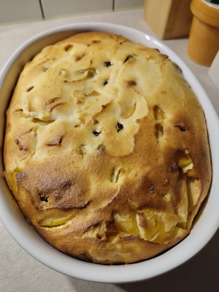Der Quarkauflauf noch in der auflaufform nach dem Backen. Die Oberfläche hat eine schöne gold-braune Farbe angenommen.