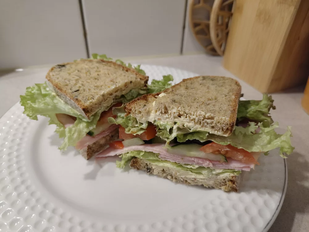 Rustikales Sandwich mit Gurke, Tomate und Schinken (1 Portion)
