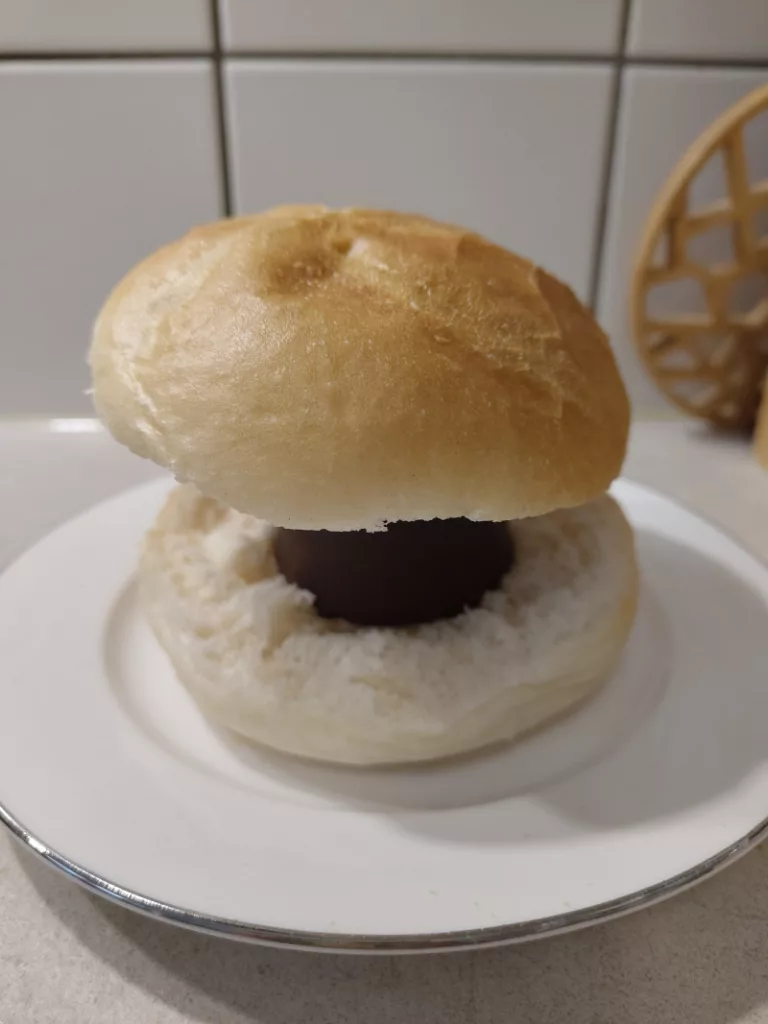 Der Schaumkuss steht nun zwischen beiden Brötchenhälften.