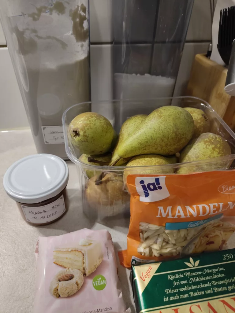 Zutaten für die Birnentarte: Mehl, Zucker, Birnen, Marmelade, Mandelstifte, Marzipan und Margarine
