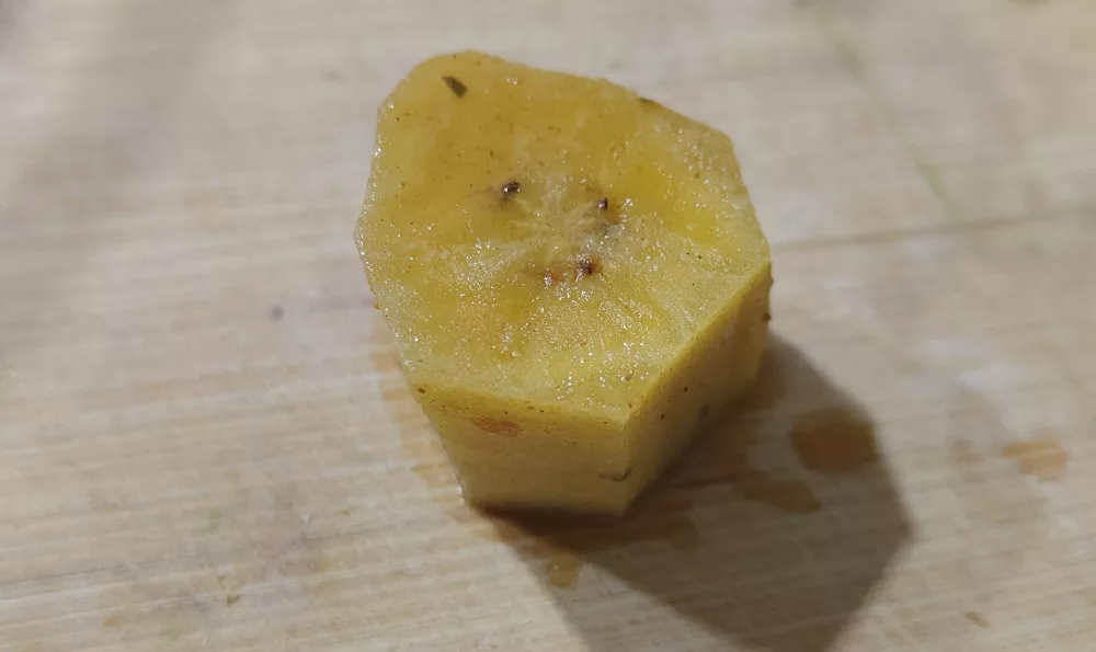 ein gekochtes Stück Kochbanane