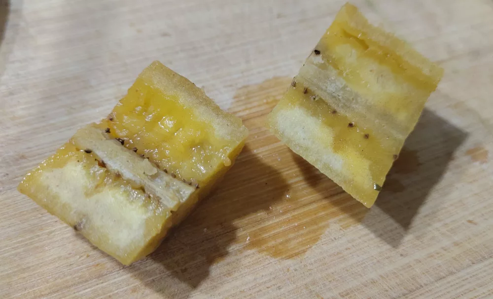 das gekochte Kochbananenstück wurde halbiert und gibt den Blick frei auf das Innere.