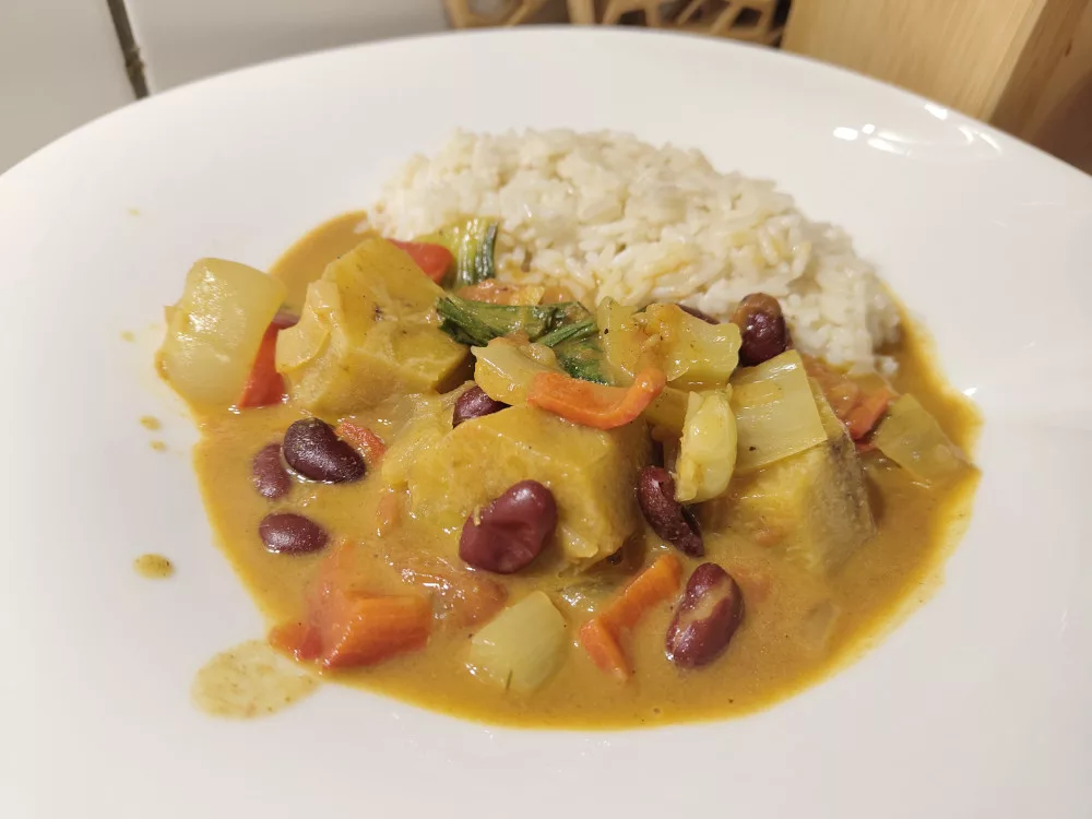 Kochbananen Curry mit Pak Choi und Kidneybohnen (4 Portionen)