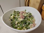 Eine Portion mit einer Mischung aus gebratener Salsiccia, Brokkoli, Reis und Eiern.
