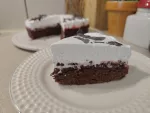 Ein Stück des Kuchens auf einem weißen Kuchenteller