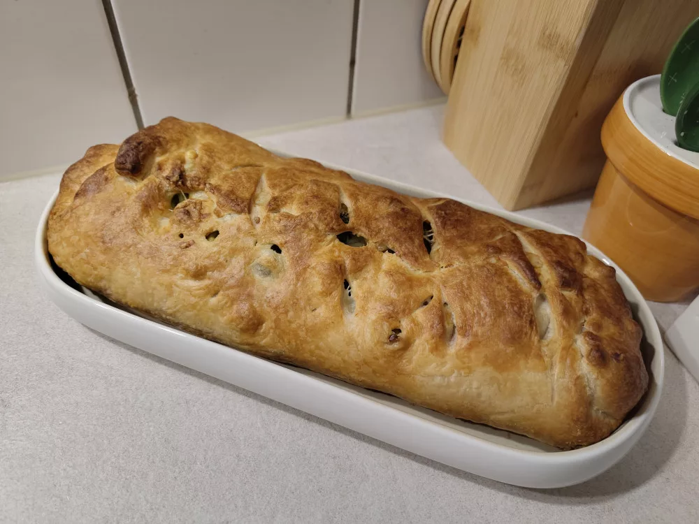 Der Strudel im Ganzen auf einer Servierplatte