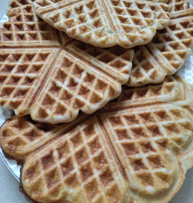 fertige Waffeln auf einem Servierteller