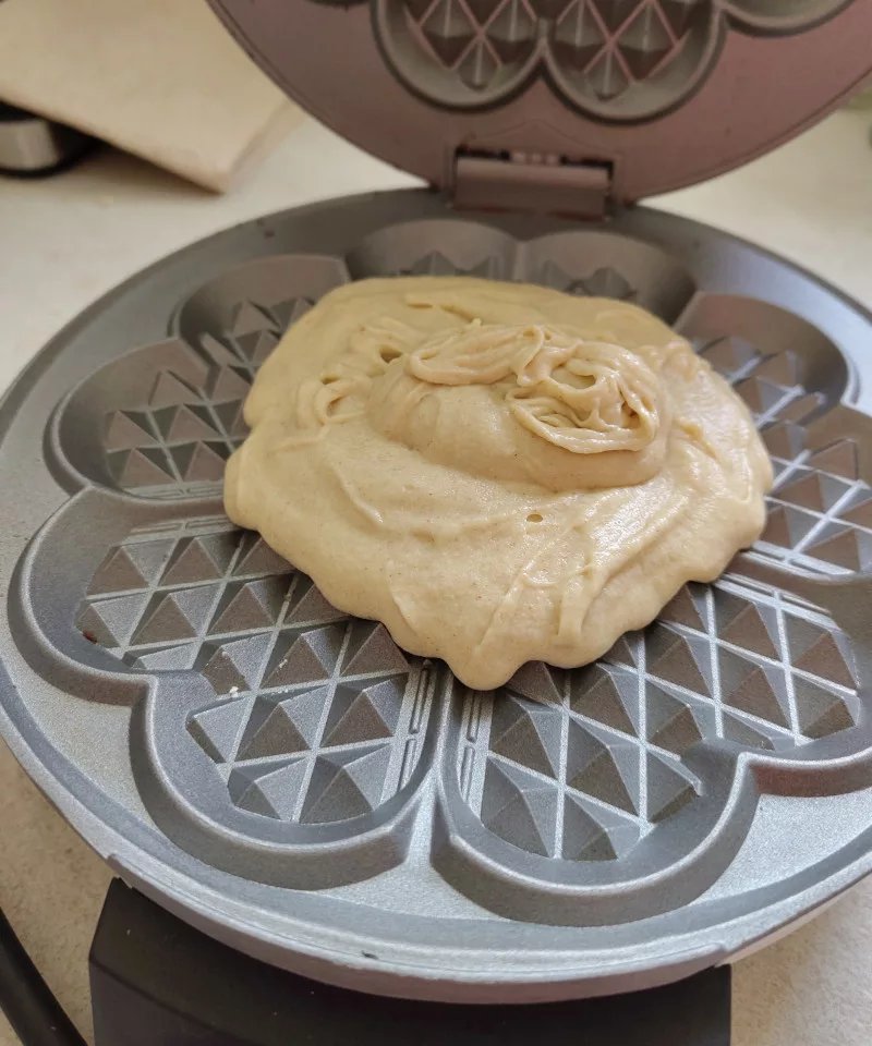 Eine Portion Waffelteig im Waffeleisen.