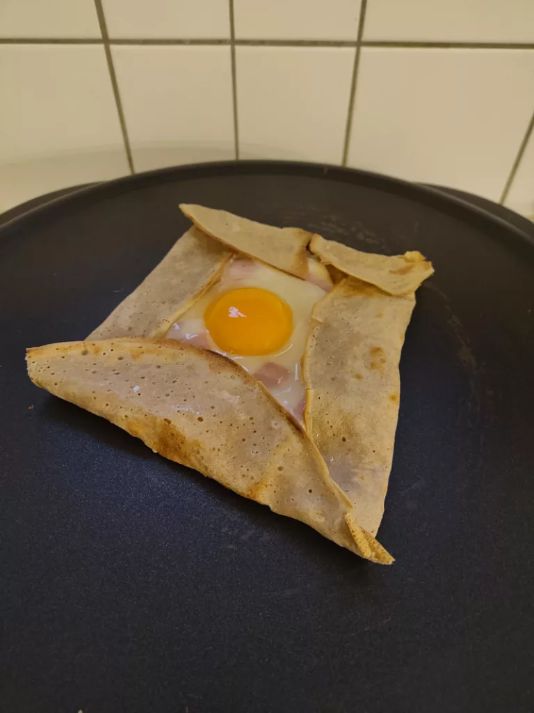 Die Ränder der Galette werden nach innen geklappt, so dass sich ein Rechteck oder Quadrat bildet.