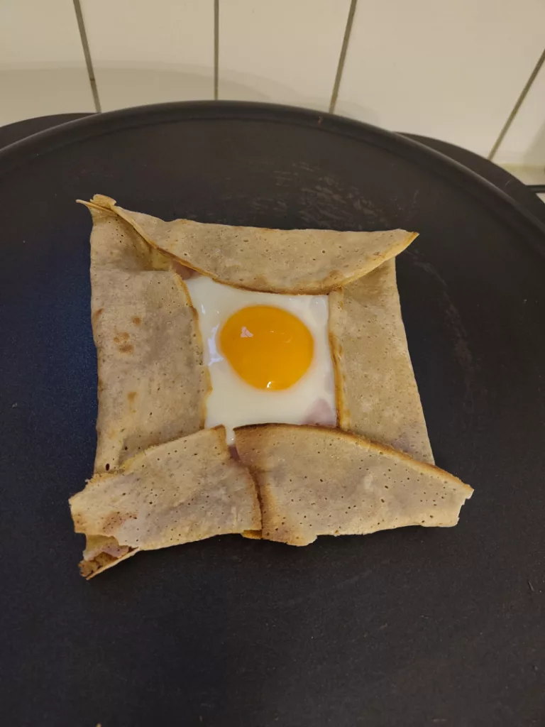 Die Galette wird solange auf der heißen Platte gelassen bis das Ei fertig ist.
