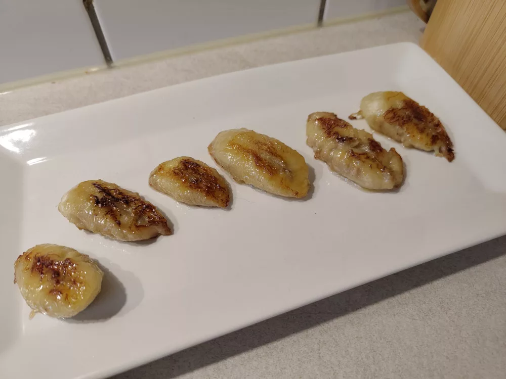 einige Scheiben gebratene Banane auf einem weißen Teller