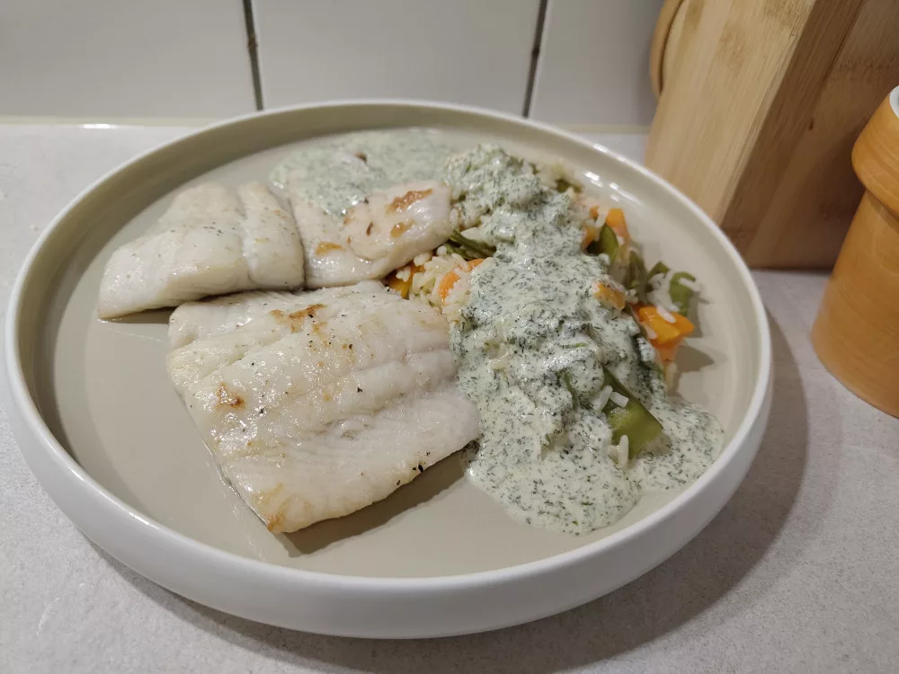 Gebratene Fischfilets mit Gemüse-Reis und Senf-Dill Sauce (4 Portionen)