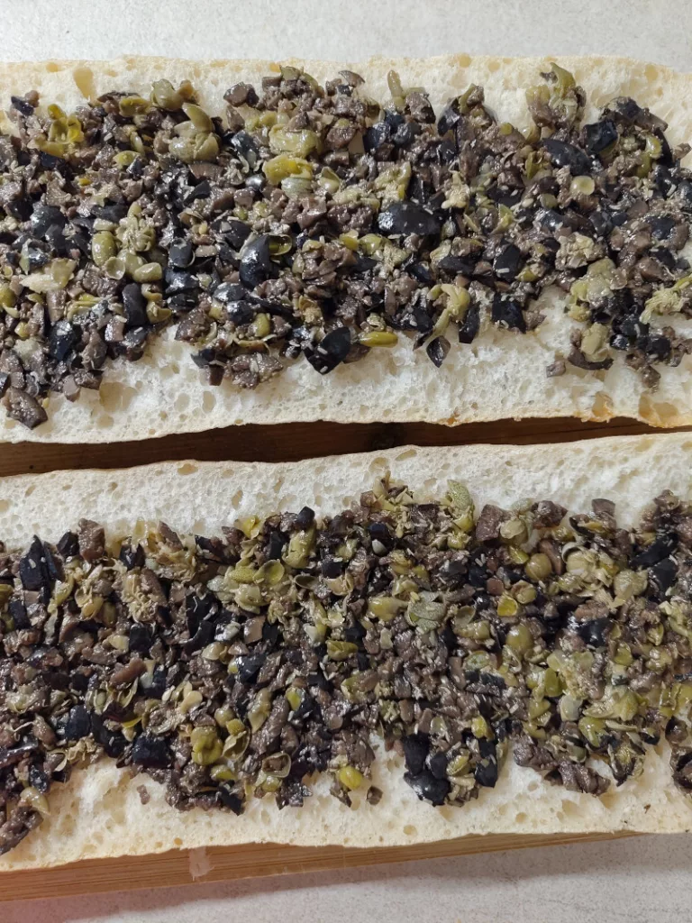 Die Innenseiten des Ciabatta wurde mit Tapenade bestrichen