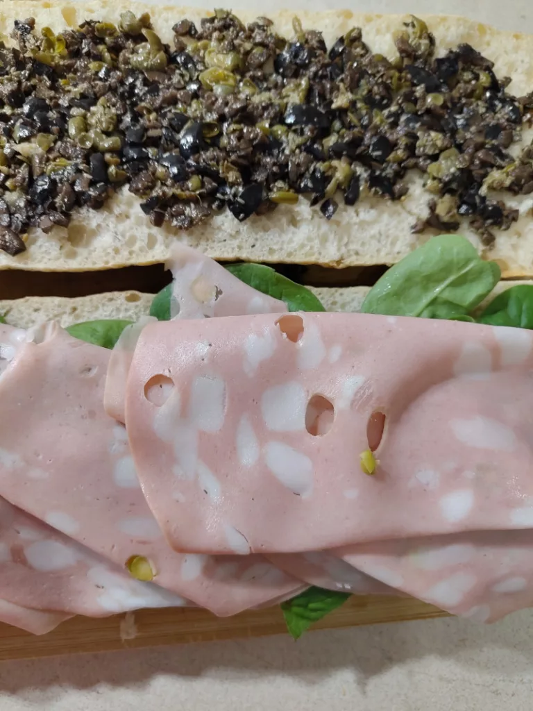 Auf den Baby-Spinat wurde Mortadella verteilt.