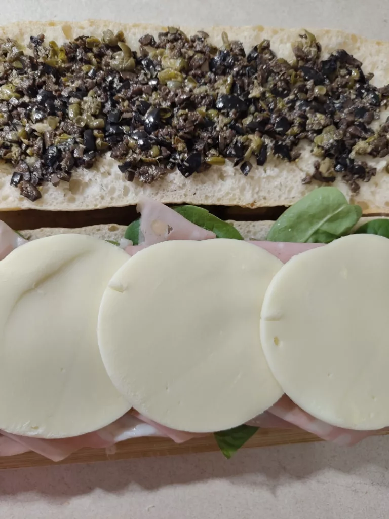 Auf die Mortadella kam der Käse in Form von schnittfestem Mozzarella