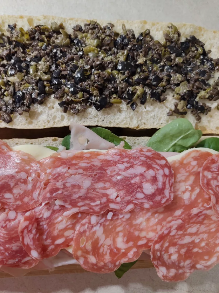 Auf den Mozzarella wurde die Salami verteilt.