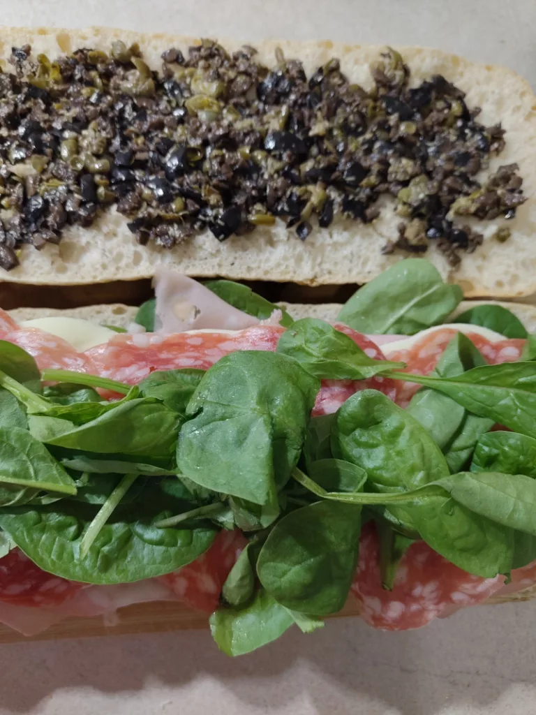 Auf die Salami wurde nochmals etwas Baby-Spinat gegeben.