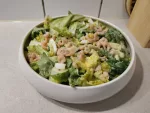 Eine große Portion des Salats mit Romana Salatherzen, Eiern, Acovado und Nordsee Krabben