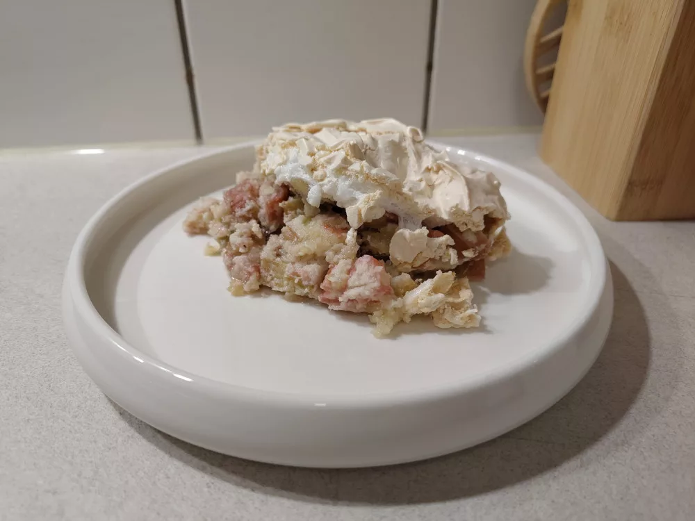 Die einzelne Portion des Desserts auf einem weißen Teller.