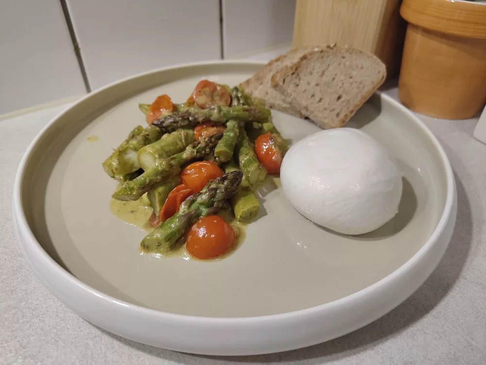 Gebackener Spargel und Tomaten mit Pesto-Marinade mit Burrata und Brot